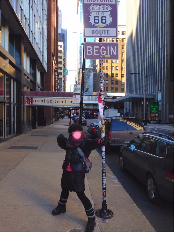 アメリカ(米国)・シカゴ「ブルースを求めてシカゴ」の写真：ルート66の始発のサインを発見。
顔の...