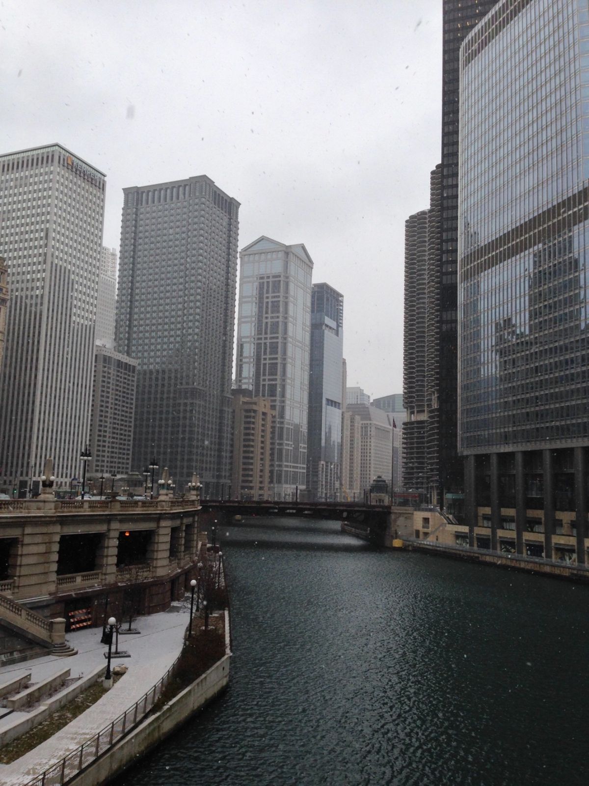 前日は快晴だったけど、12月だから寒い日もある…街の色合いが寒そう。
...