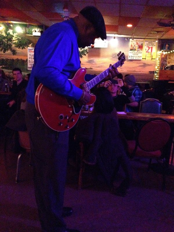 アメリカ(米国)・シカゴ「ブルースを求めてシカゴ」の写真：「KINGSTONE MINES」
ブ...