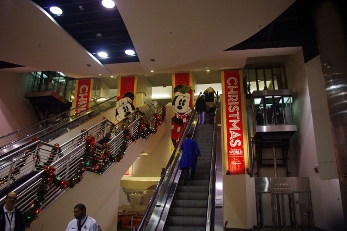 クリスマスツリーがお出迎え。