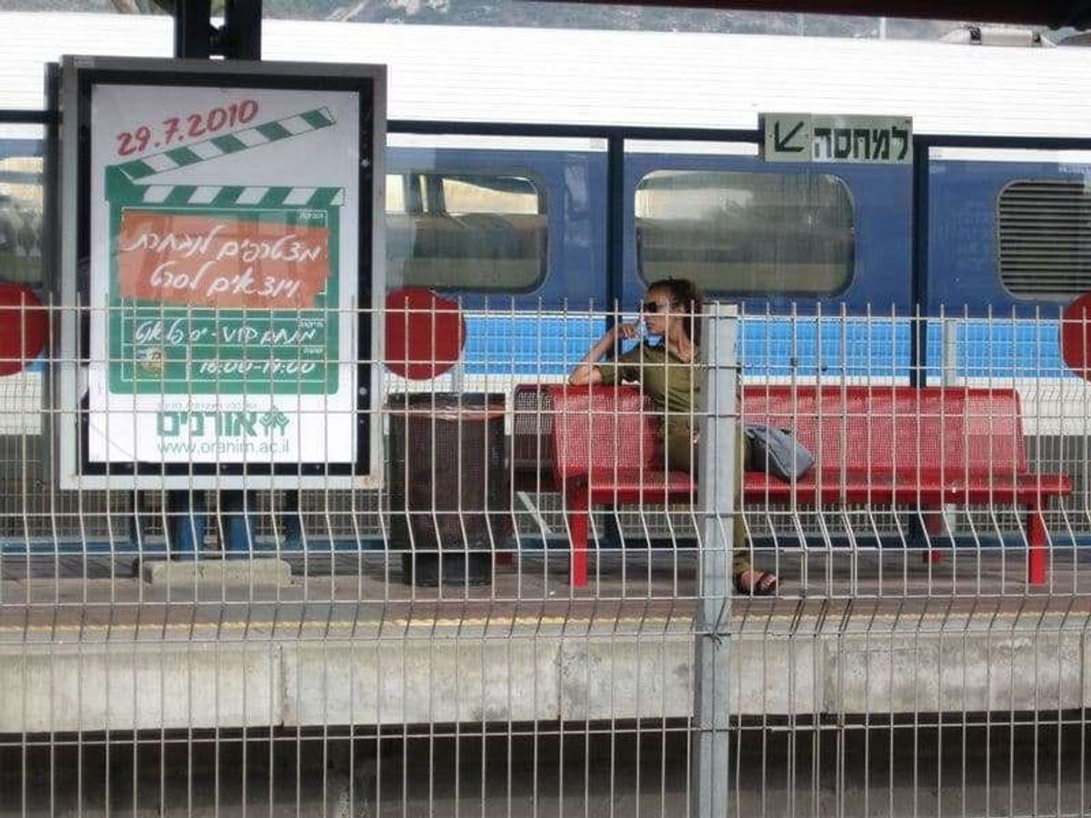 テルアビブ駅
どこの駅でも美人女性兵士を見ることができます。
イスラエルは...