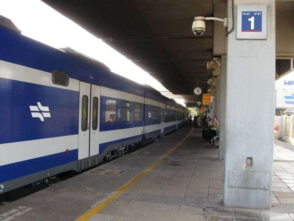 テルアビブ駅
どこの駅でも美人女性兵士を見ることができます。
イスラエルは...