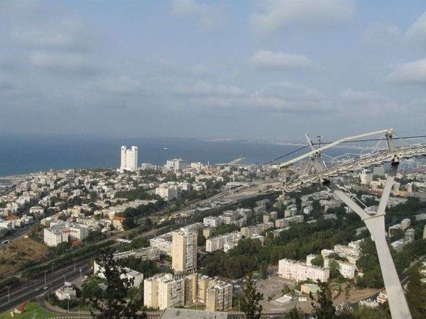 イスラエル・ハイファ「2010年 イスラエル テルアビブと周辺の街 米同盟国日本人の僕が訪れた理由」の写真:ケーブルカーで丘に上り
ハイファを眺める...