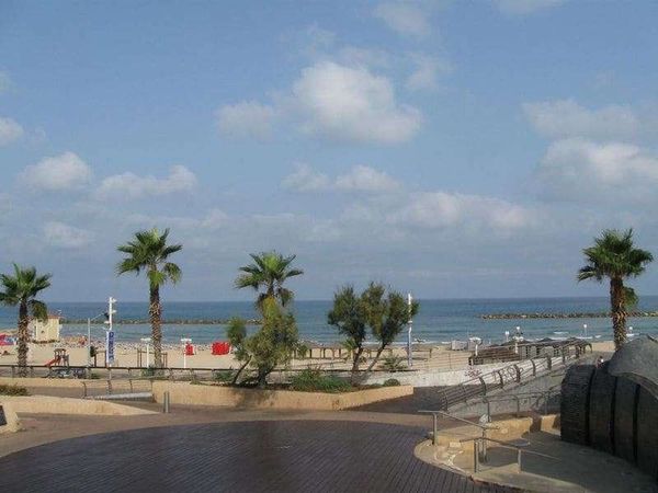 イスラエル・ハイファ「2010年 イスラエル テルアビブと周辺の街 米同盟国日本人の僕が訪れた理由」の写真:朝のテルアビブ