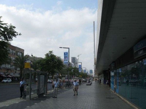 イスラエル・ハイファ「2010年 イスラエル テルアビブと周辺の街 米同盟国日本人の僕が訪れた理由」の写真:大通りIbn Gabirol 通り。