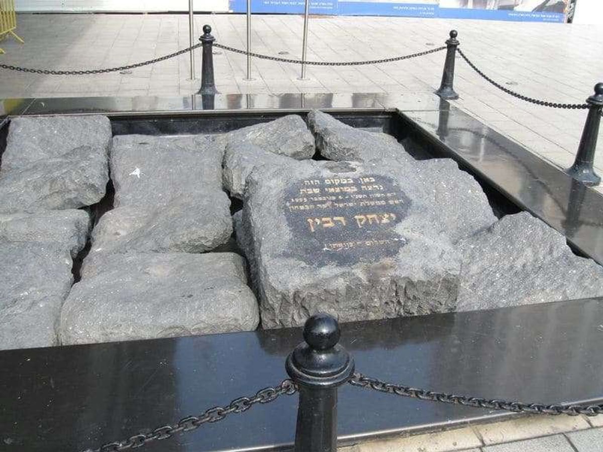 ラビン首相は、1993年、パレスチナ解放機構のアラファト議長との歴史的な和...