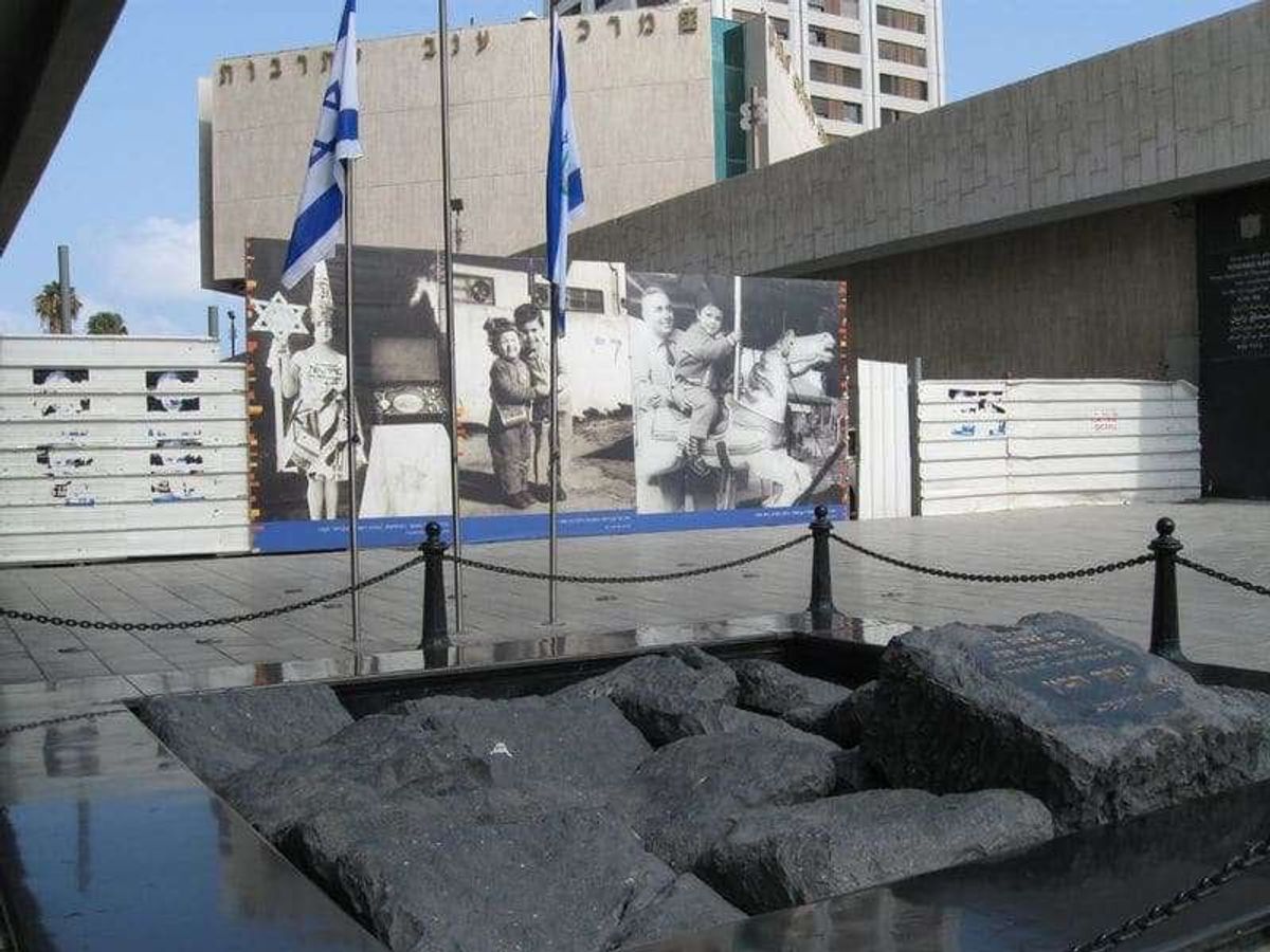 ラビン首相は、1993年、パレスチナ解放機構のアラファト議長との歴史的な和...