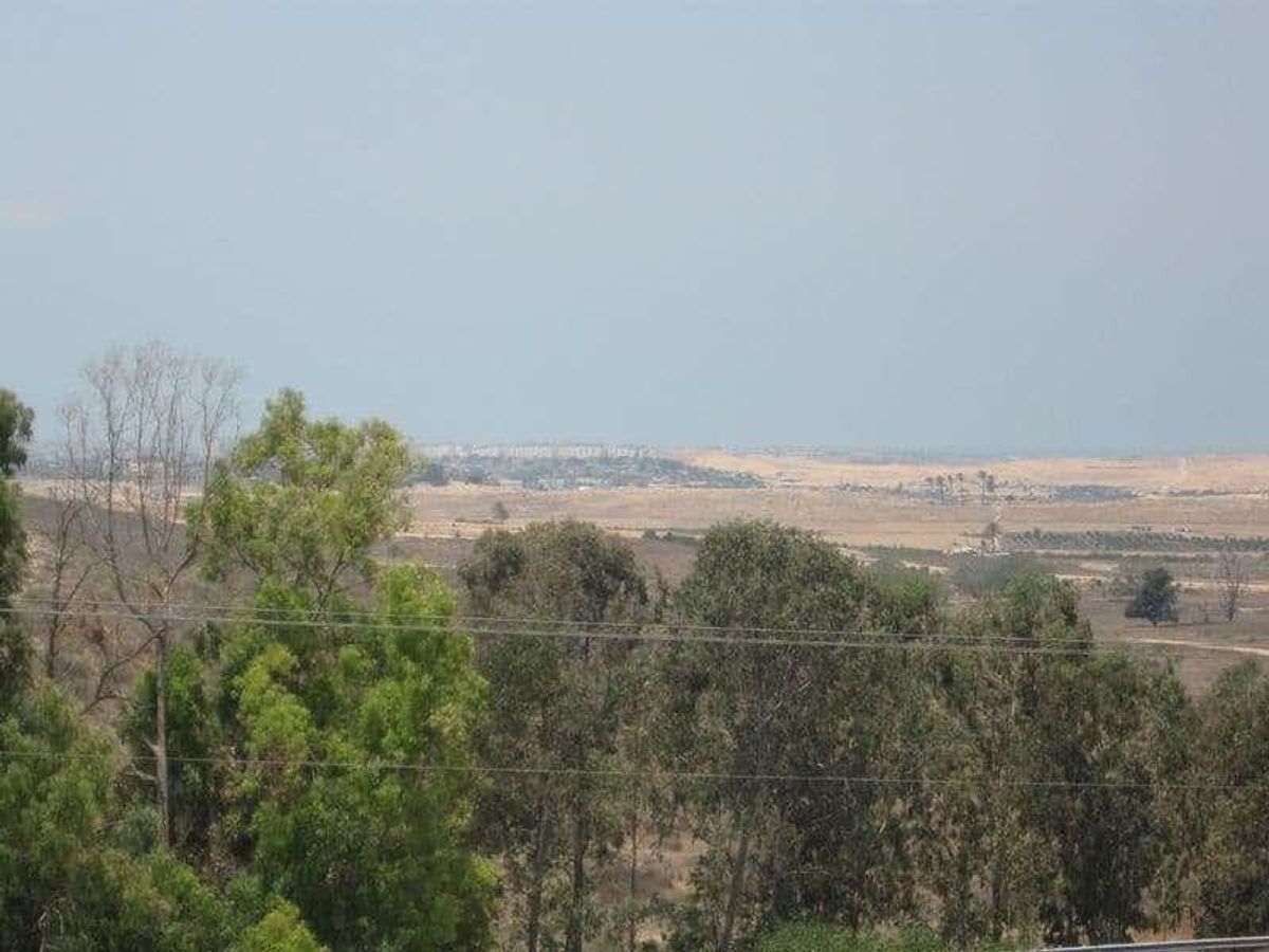 アシュケロンの駅でパレスチナ人のタクシードライバーを雇う。丘から遠くガザ地...