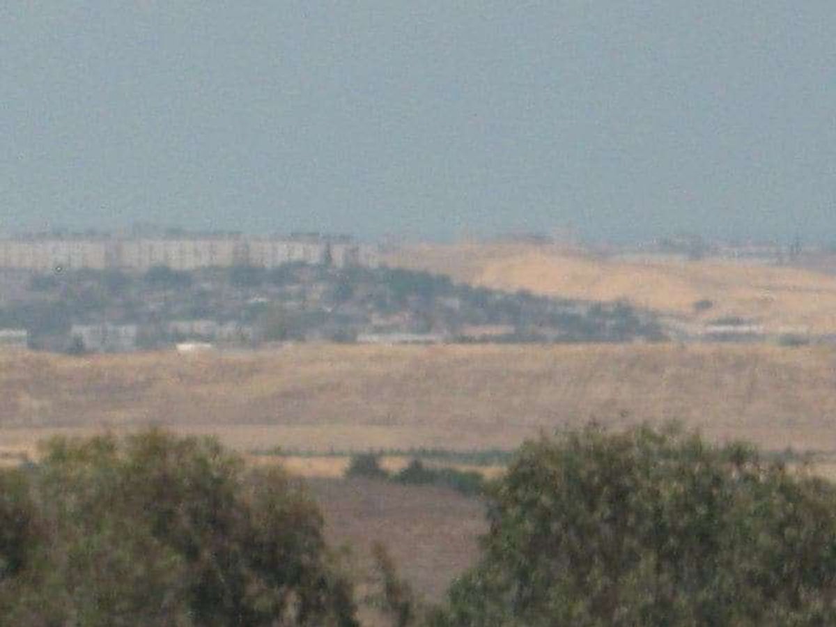 アシュケロンの駅でパレスチナ人のタクシードライバーを雇う。丘から遠くガザ地...