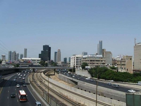イスラエル・ハイファ「2010年 イスラエル テルアビブと周辺の街 米同盟国日本人の僕が訪れた理由」の写真:テルアビブのハイウェイ
テルアビブはイス...