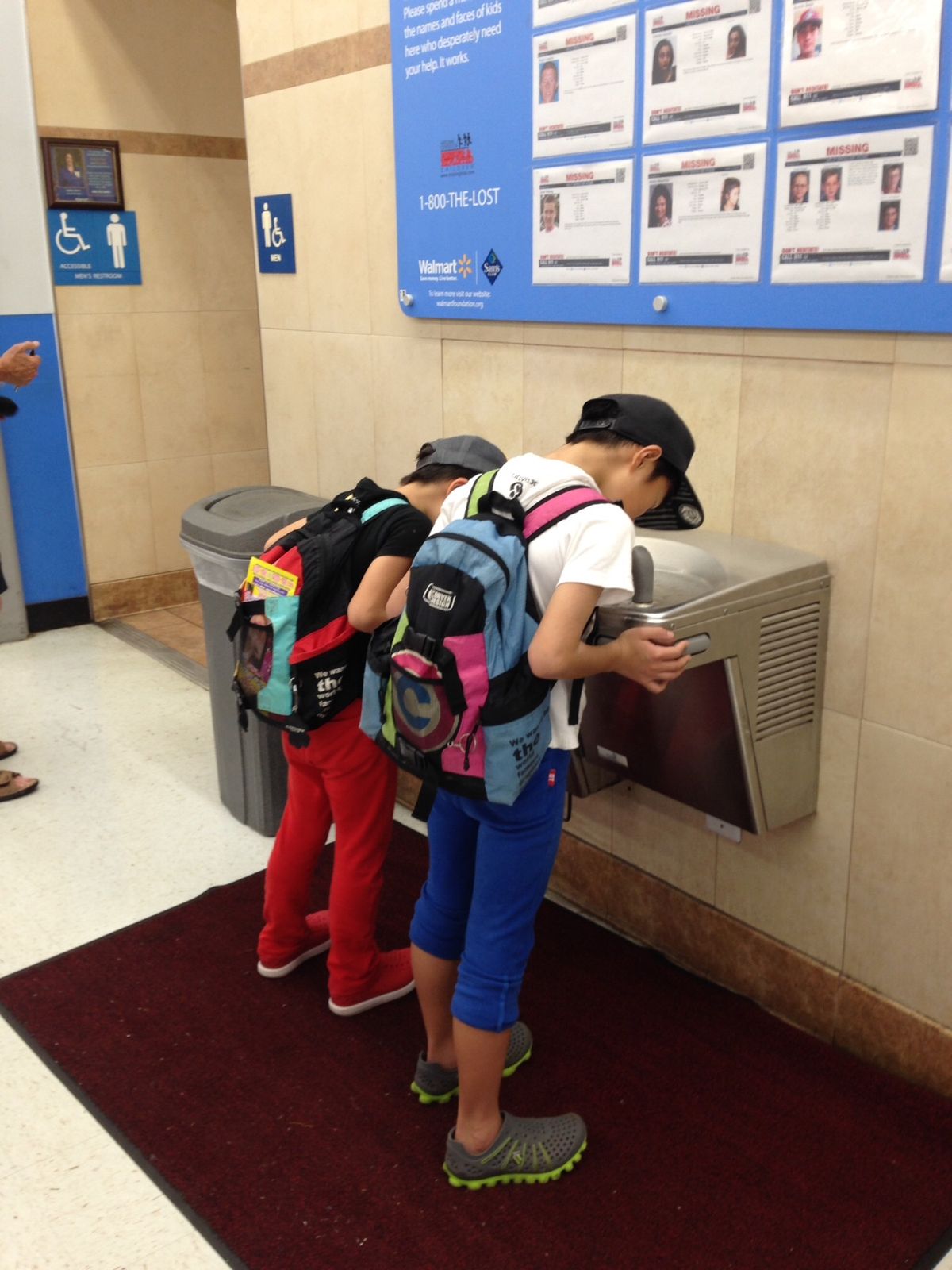 Warlmartで買い出し。
コンドミニアム滞在だから、食材節約のため。...