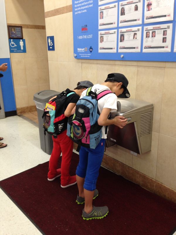 アメリカ(米国)・ホノルル「家族でホノルルマラソン」の写真：Warlmartで買い出し。
コンドミ...