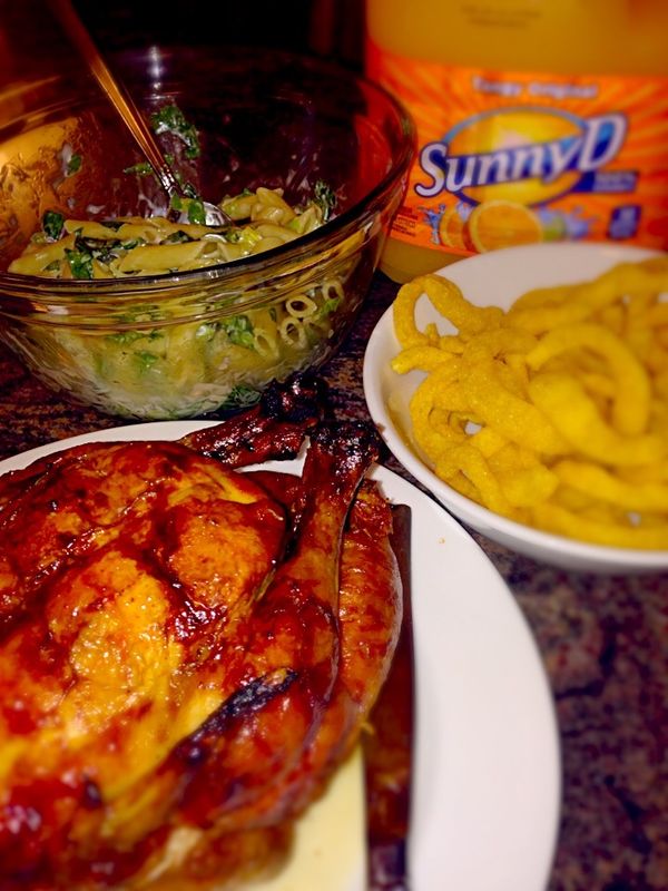 アメリカ(米国)・ホノルル「家族でホノルルマラソン」の写真：自炊の夕食は大体こんな感じだった。
米...