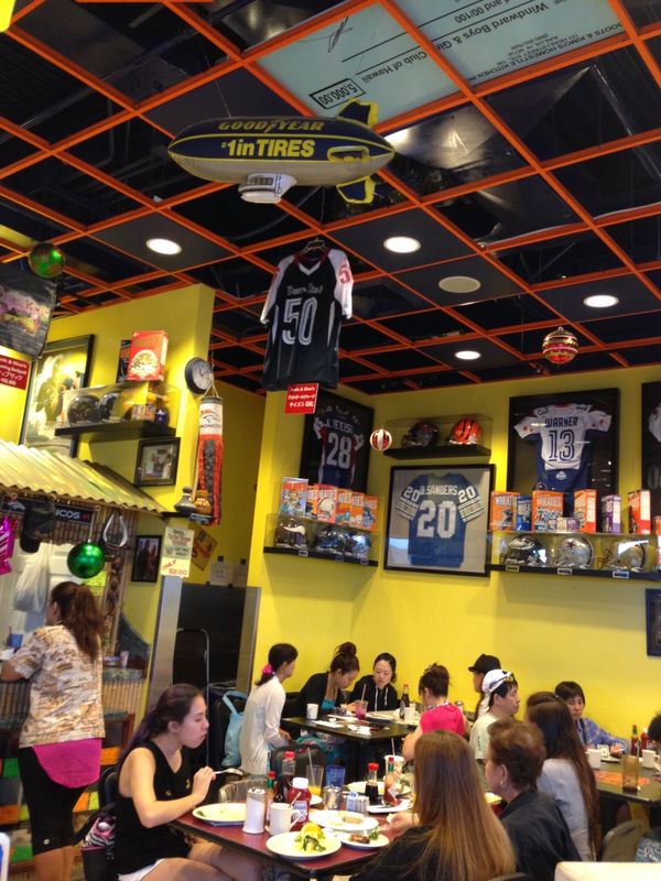 アメリカ(米国)・ホノルル「家族でホノルルマラソン」の写真：男子チームと女子チームに分かれ、男子チー...