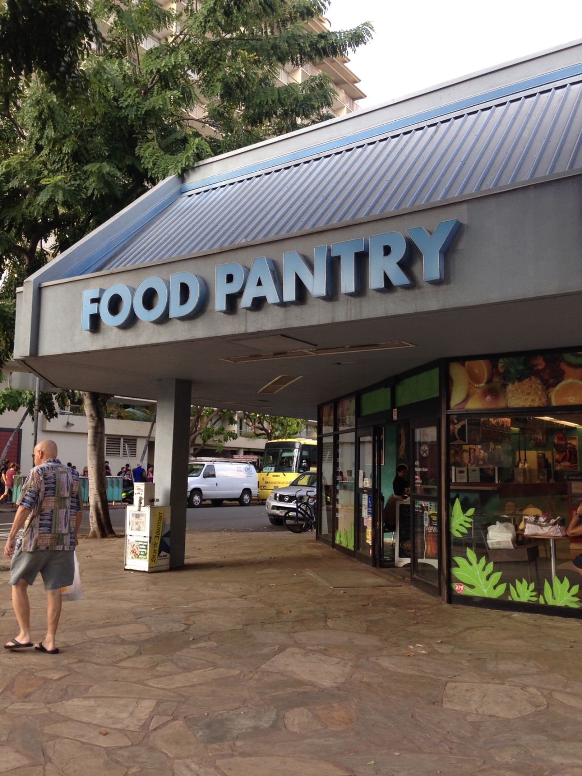 ホテル近くの「FOOD PANTRY」にて。
海外のスーパー大好き。
...