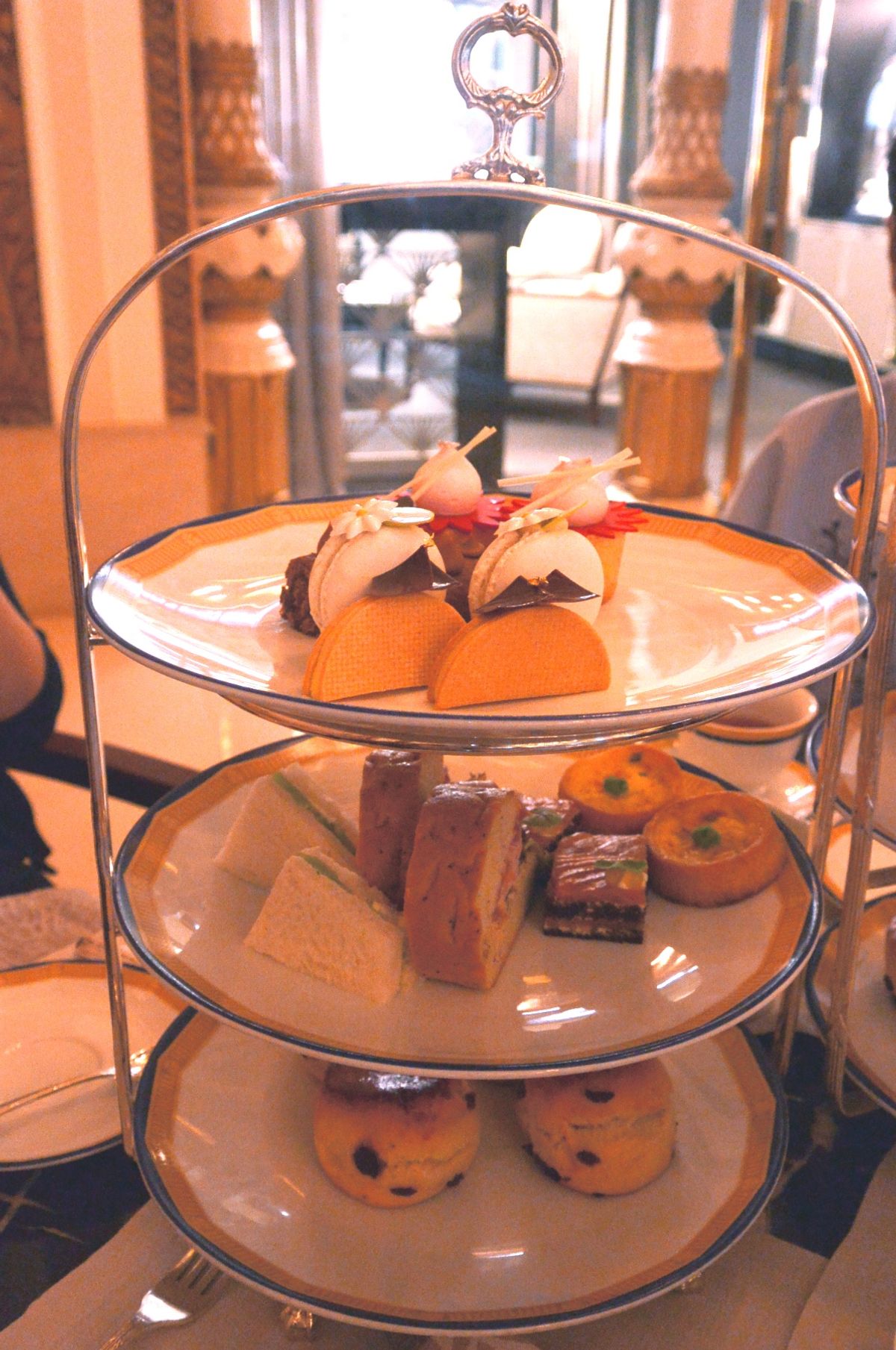 久しぶりのペニンシュラでのアフタヌーンティ 。相変わらずのボリュームでトド...