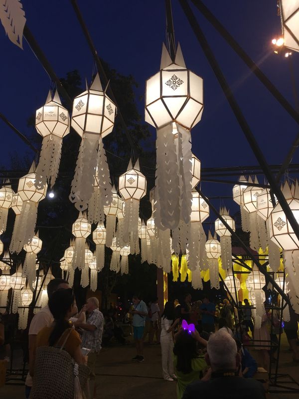 タイ・バンコク「タイ　コムローイと海沿いの街」の写真：コムローイのパレード。