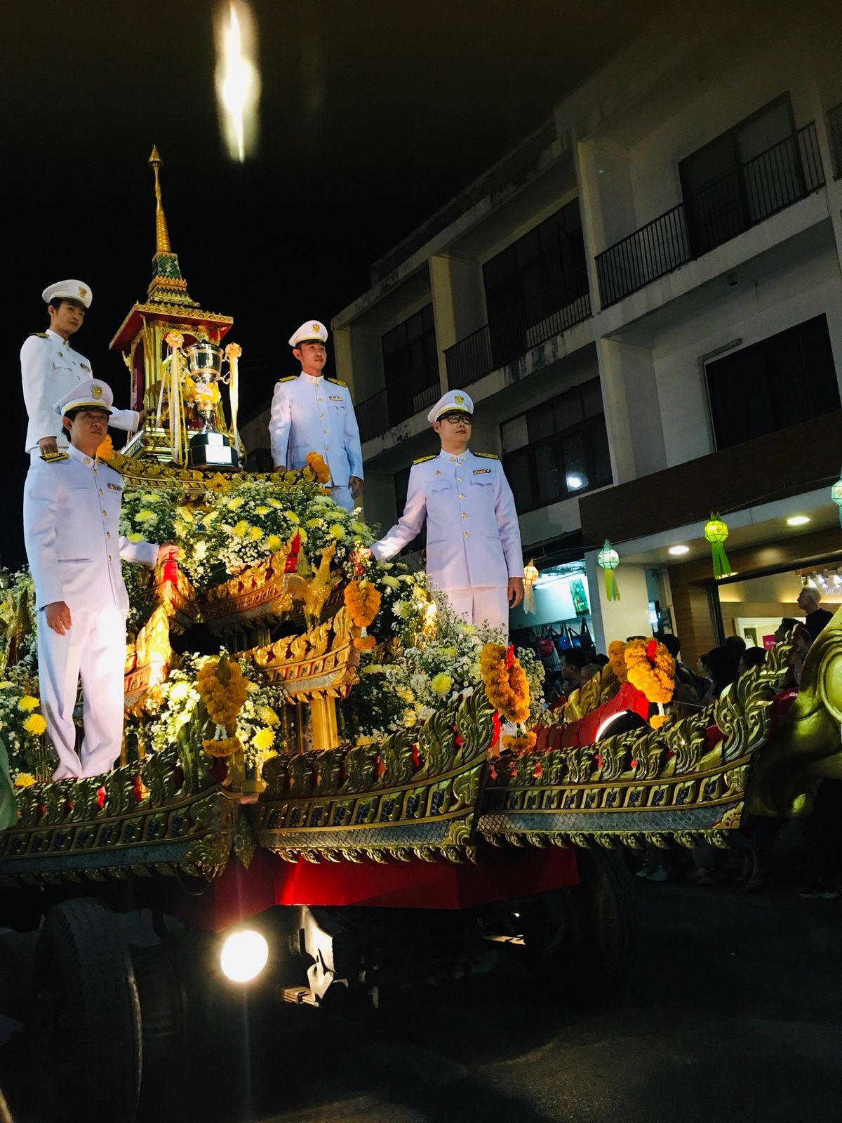 コムローイのパレード。