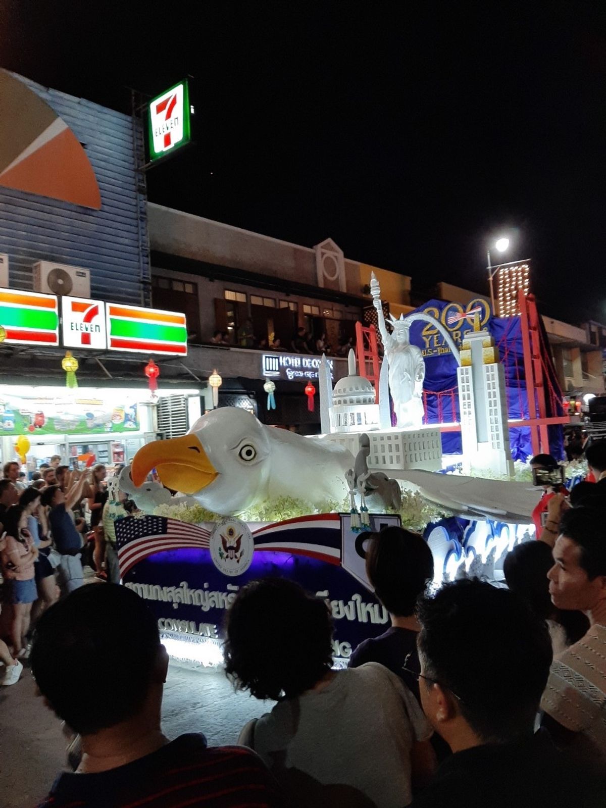 コムローイのパレード。