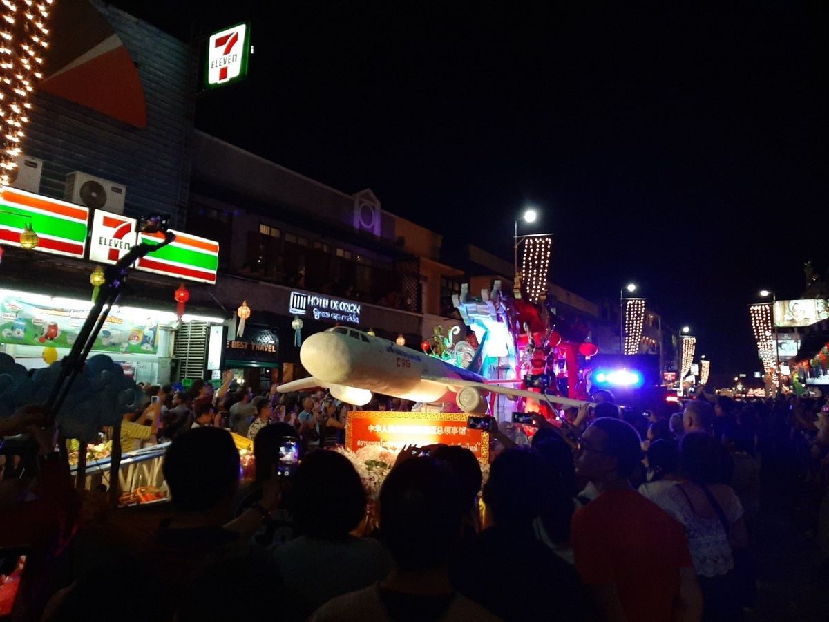 コムローイのパレード。