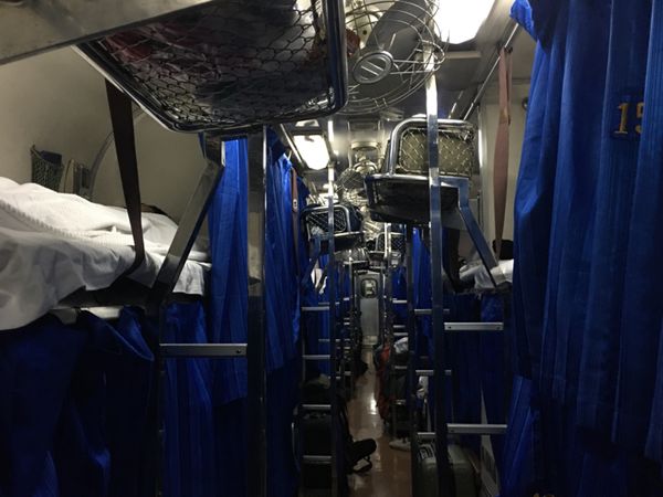 タイ・バンコク「タイ　コムローイと海沿いの街」の写真：初めての寝台列車