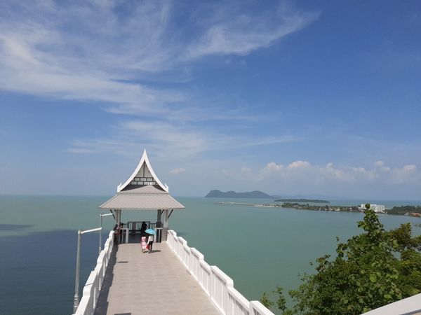 タイ・バンコク「タイ　コムローイと海沿いの街」の写真：スラタニのお寺のひとつ