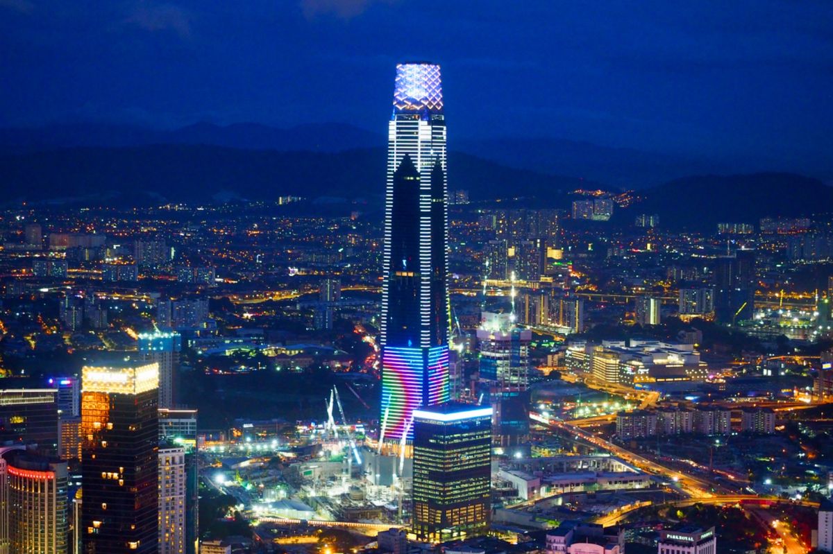 KLタワーのスカイデッキから見たクアラルンプールの夜景。
