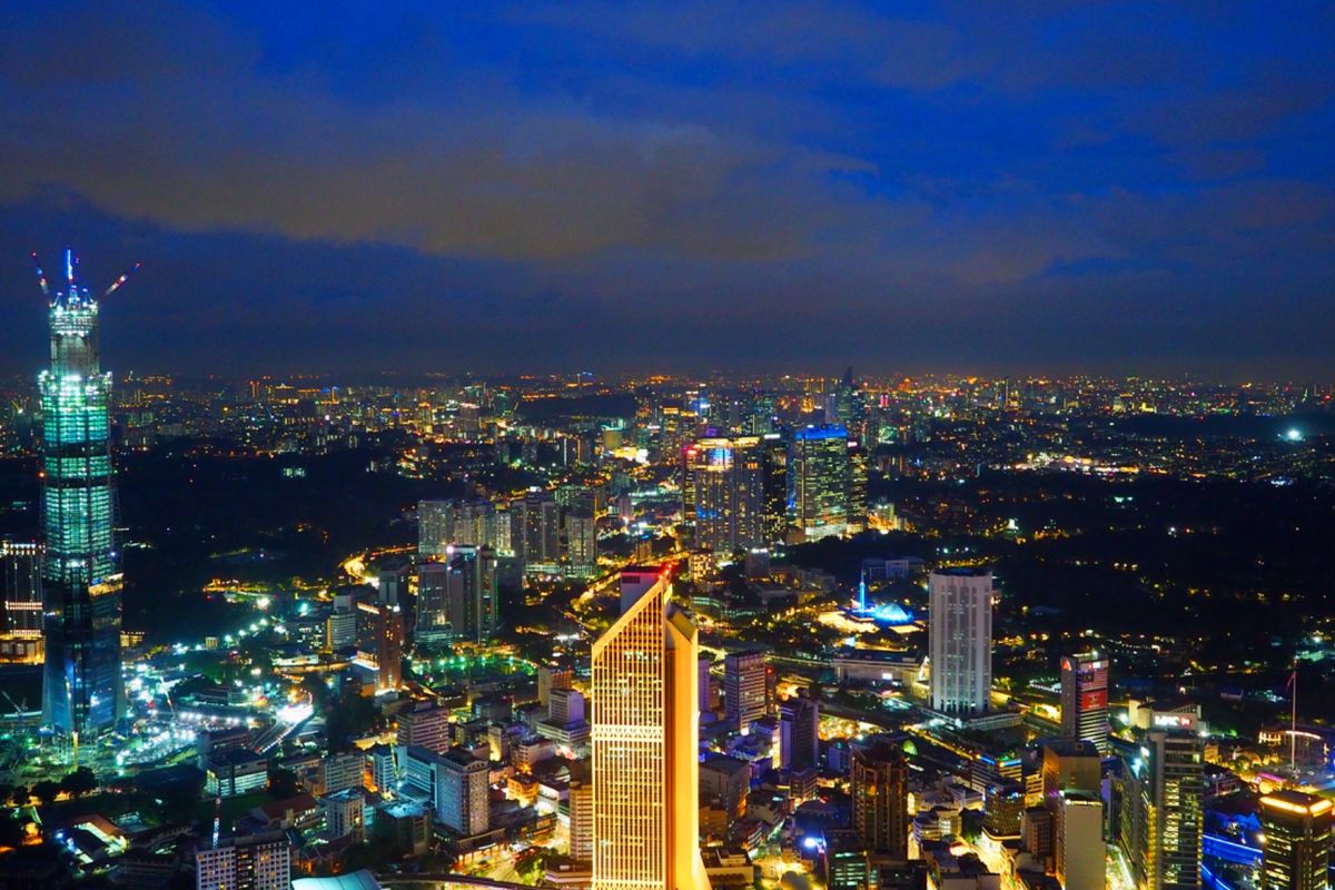 KLタワーのスカイデッキから見たクアラルンプールの夜景。