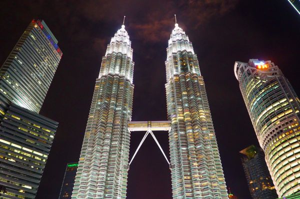 マレーシア・マラッカ「マレーシア：ぷらっとクアラルンプール、マラッカ」の写真：KLCCパークから見上げたペトロナス・ツ...