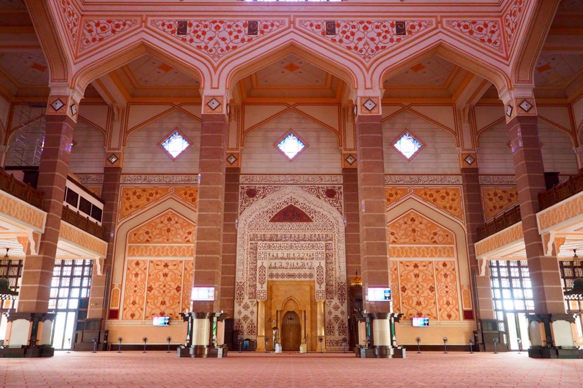 プトラモスク。通称ピンクモスク。
モスクのドーム天井は、圧巻のピンク。