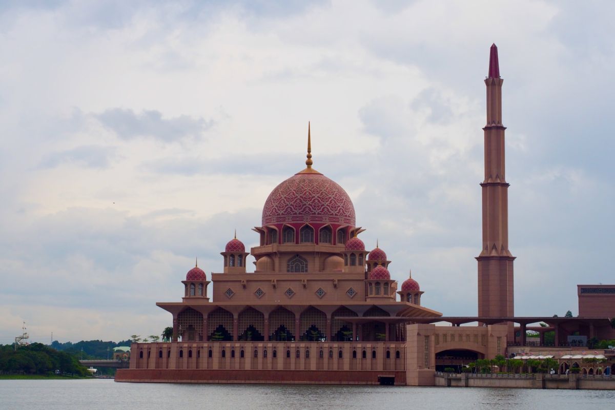 プトラモスク。通称ピンクモスク。
モスクのドーム天井は、圧巻のピンク。