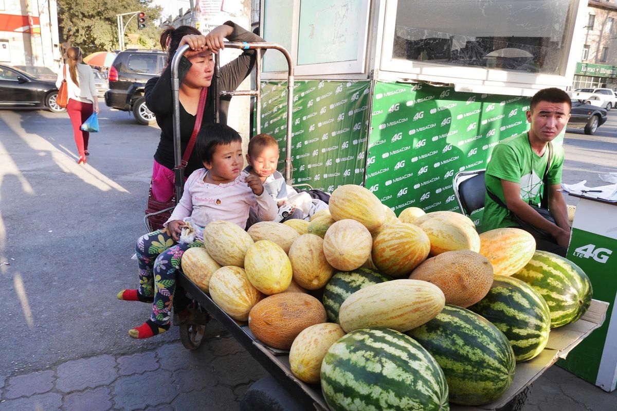 キルギスの首都 ビシュケク。
あまり大した見どころはないですが、それがまた良い。