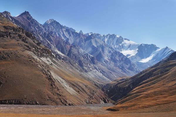 キルギスタン・Bishkek「中央アジア旅(キルギス)」の写真：キルギス南部の山々の風景。タジキスタンか...