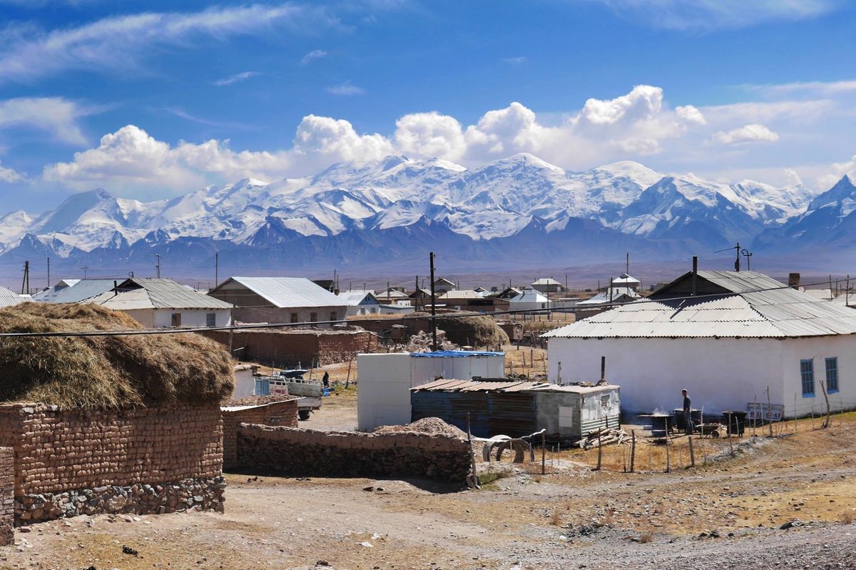 キルギス南部の山々の風景。タジキスタンからキルギスのオシュへ抜けた。
どん...