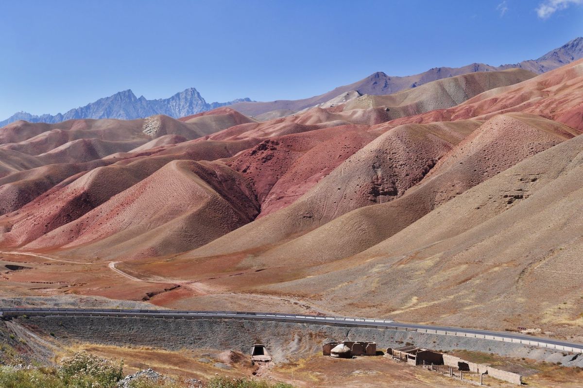 キルギス南部の山々の風景。タジキスタンからキルギスのオシュへ抜けた。
どん...
