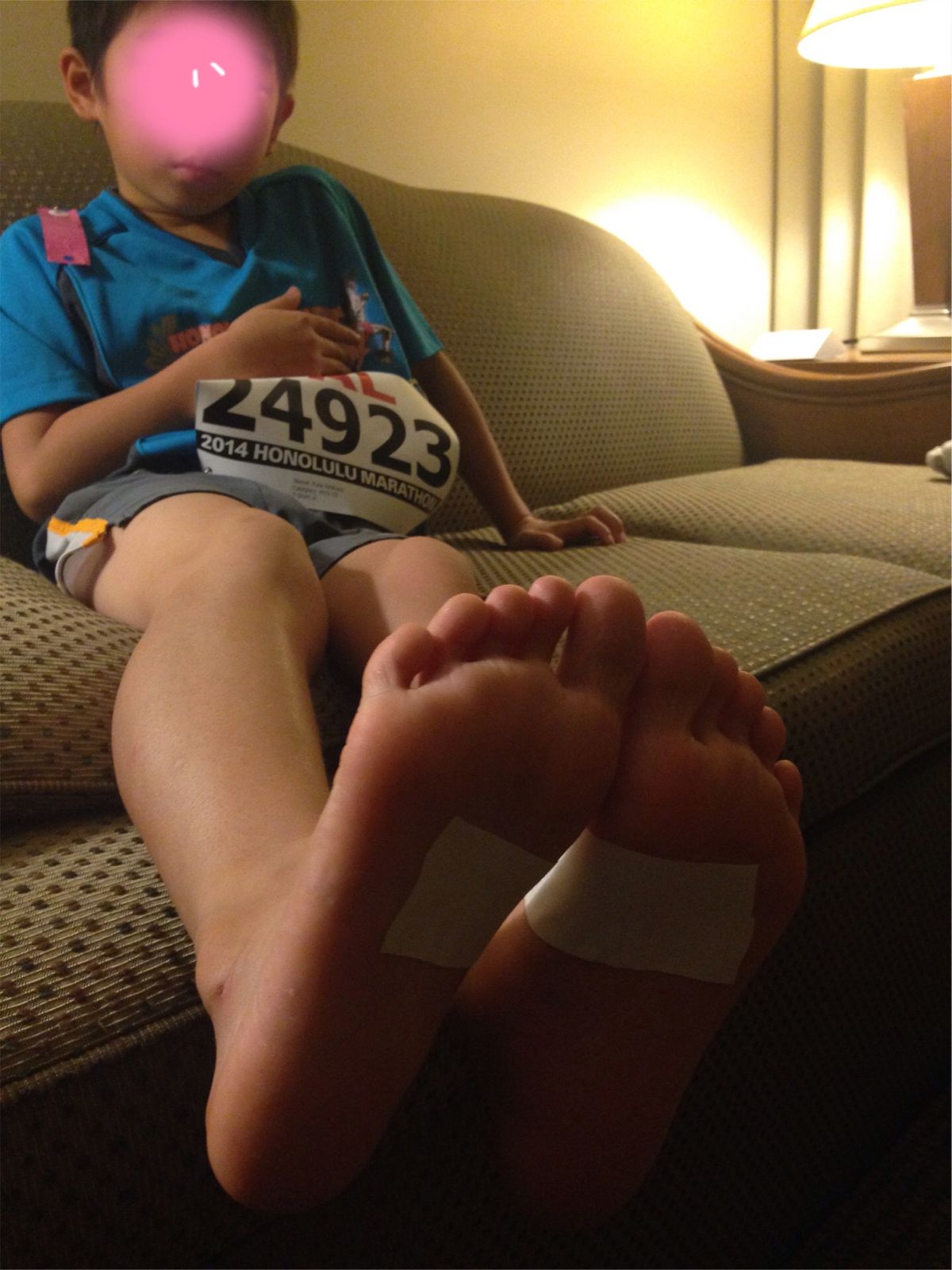 ホノルルマラソンスタート前。
男子は乳首が擦れるらしく、念入りにテーピング。