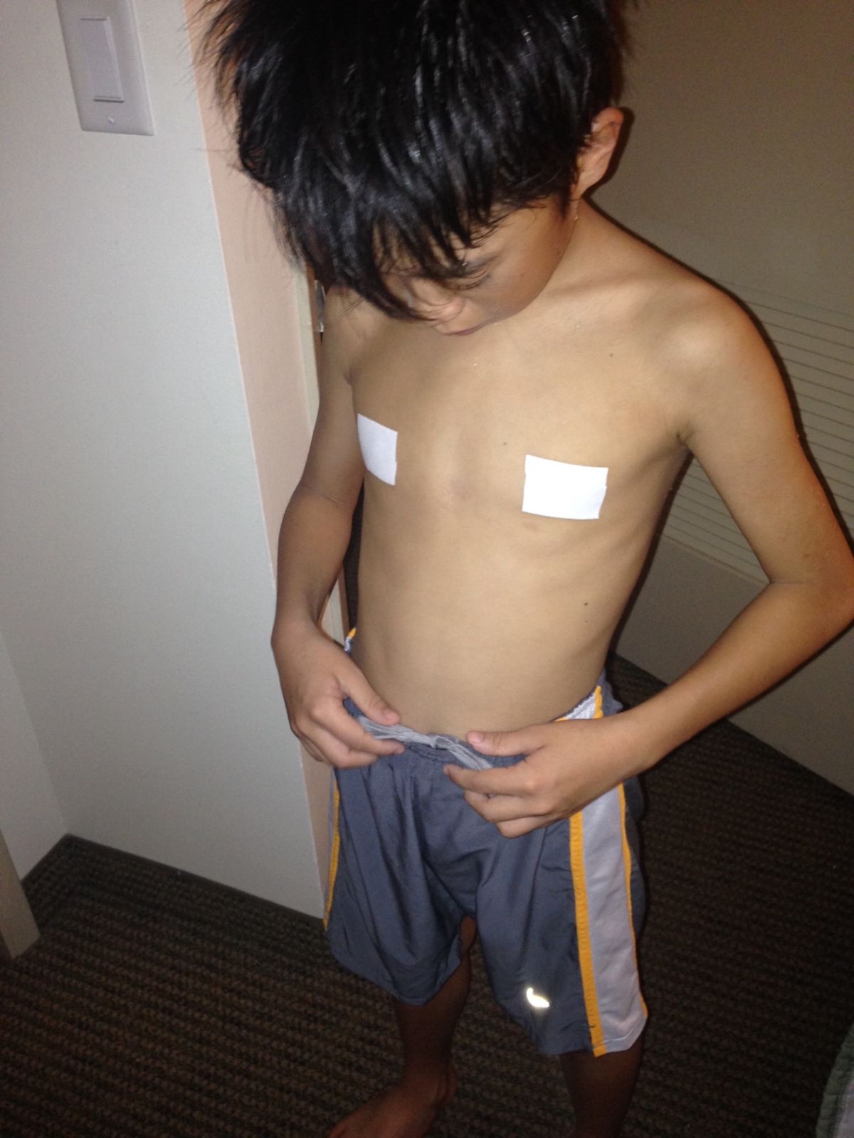 ホノルルマラソンスタート前。
男子は乳首が擦れるらしく、念入りにテーピング。