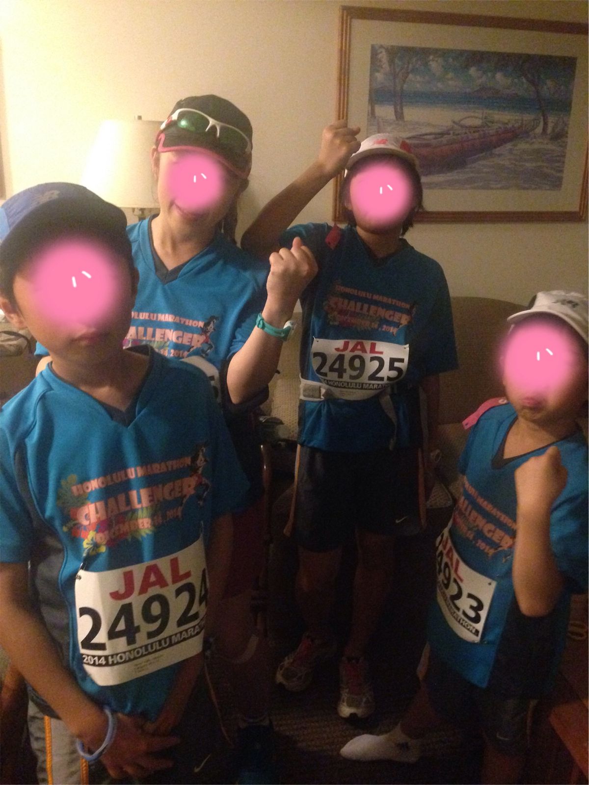 ホノルルマラソンスタート前。
男子は乳首が擦れるらしく、念入りにテーピング。