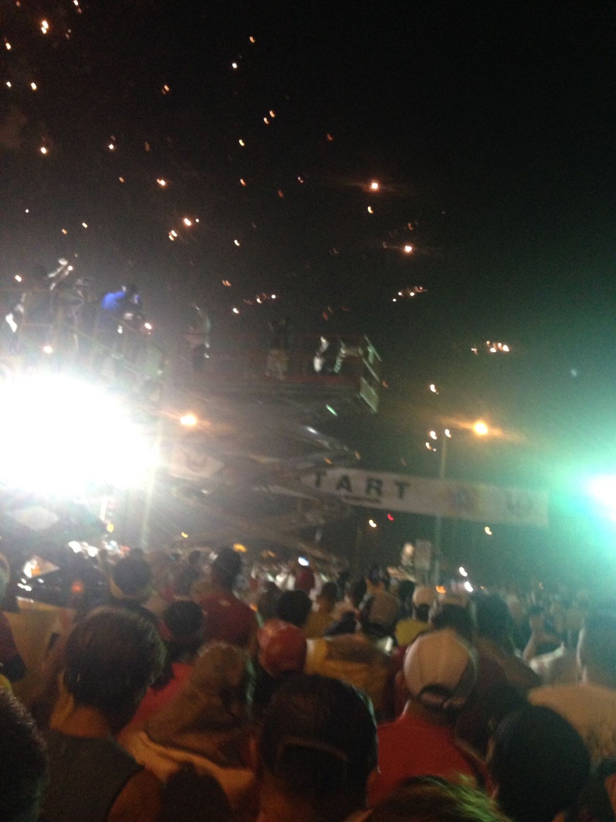 ホノルルマラソンスタート前。
男子は乳首が擦れるらしく、念入りにテーピング。