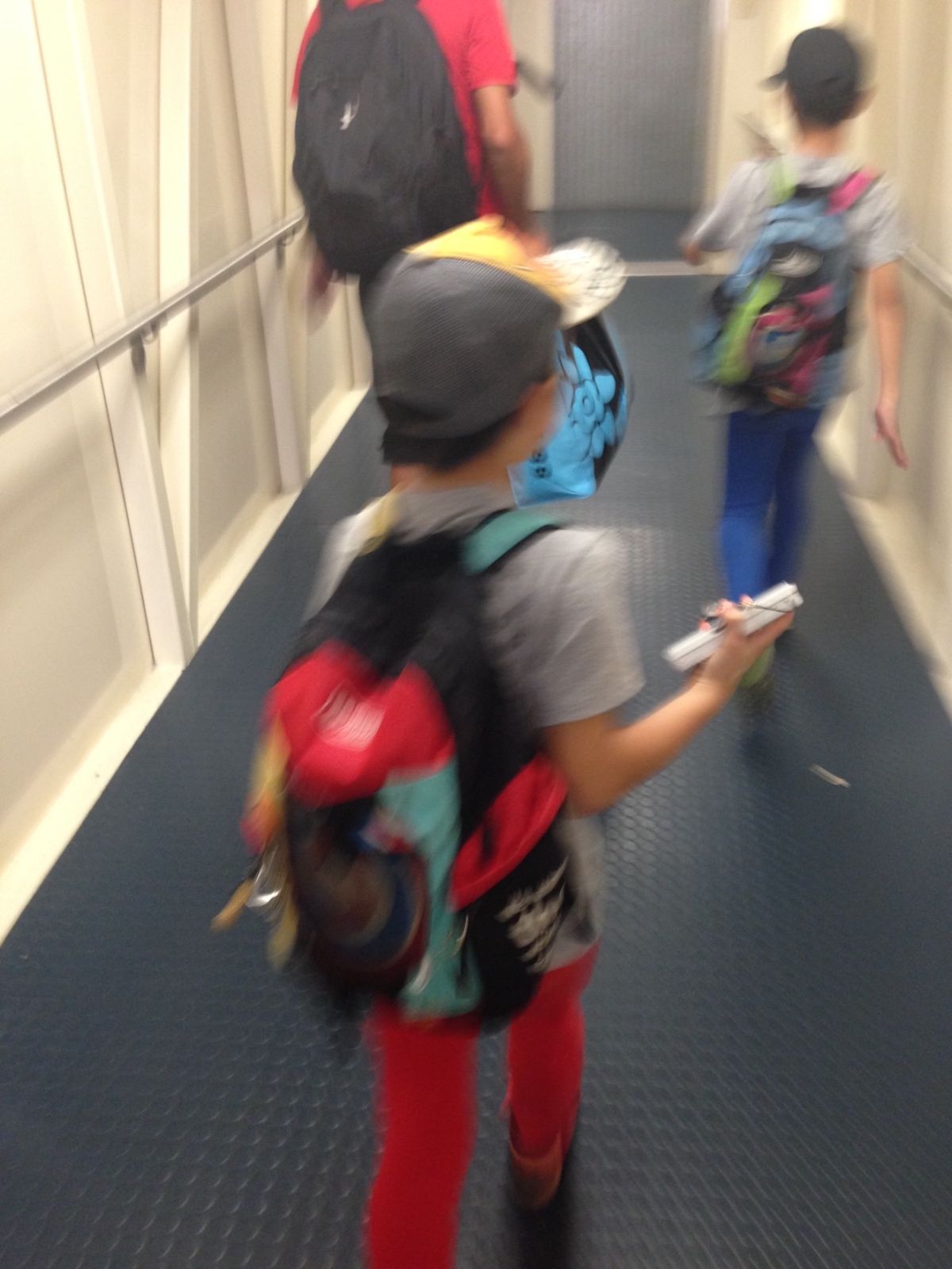 空港で最後の悪あがきw