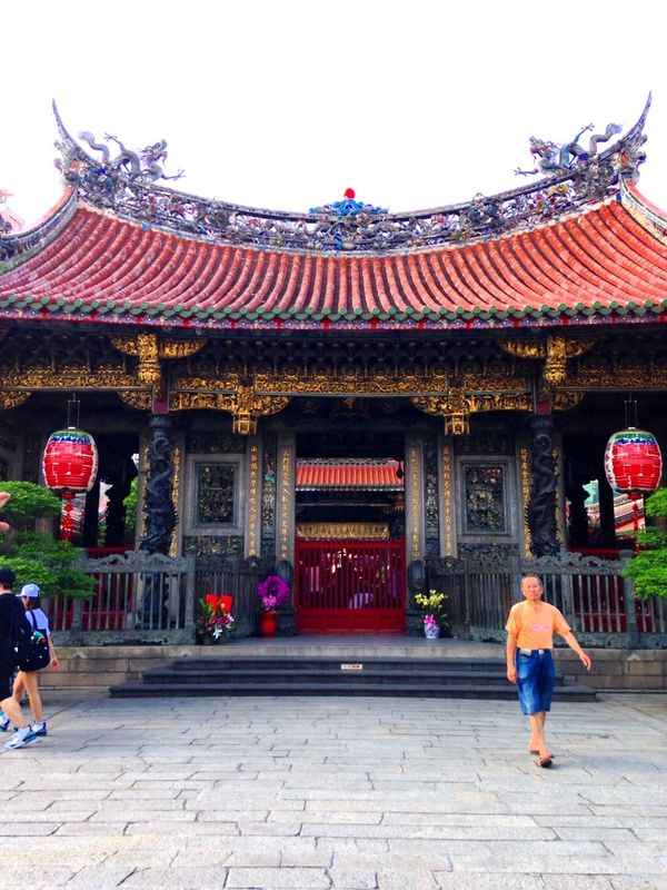 台湾・台北、九份「社員旅行」の写真：龍山寺（ロンチャンスー）
台北は信仰心...