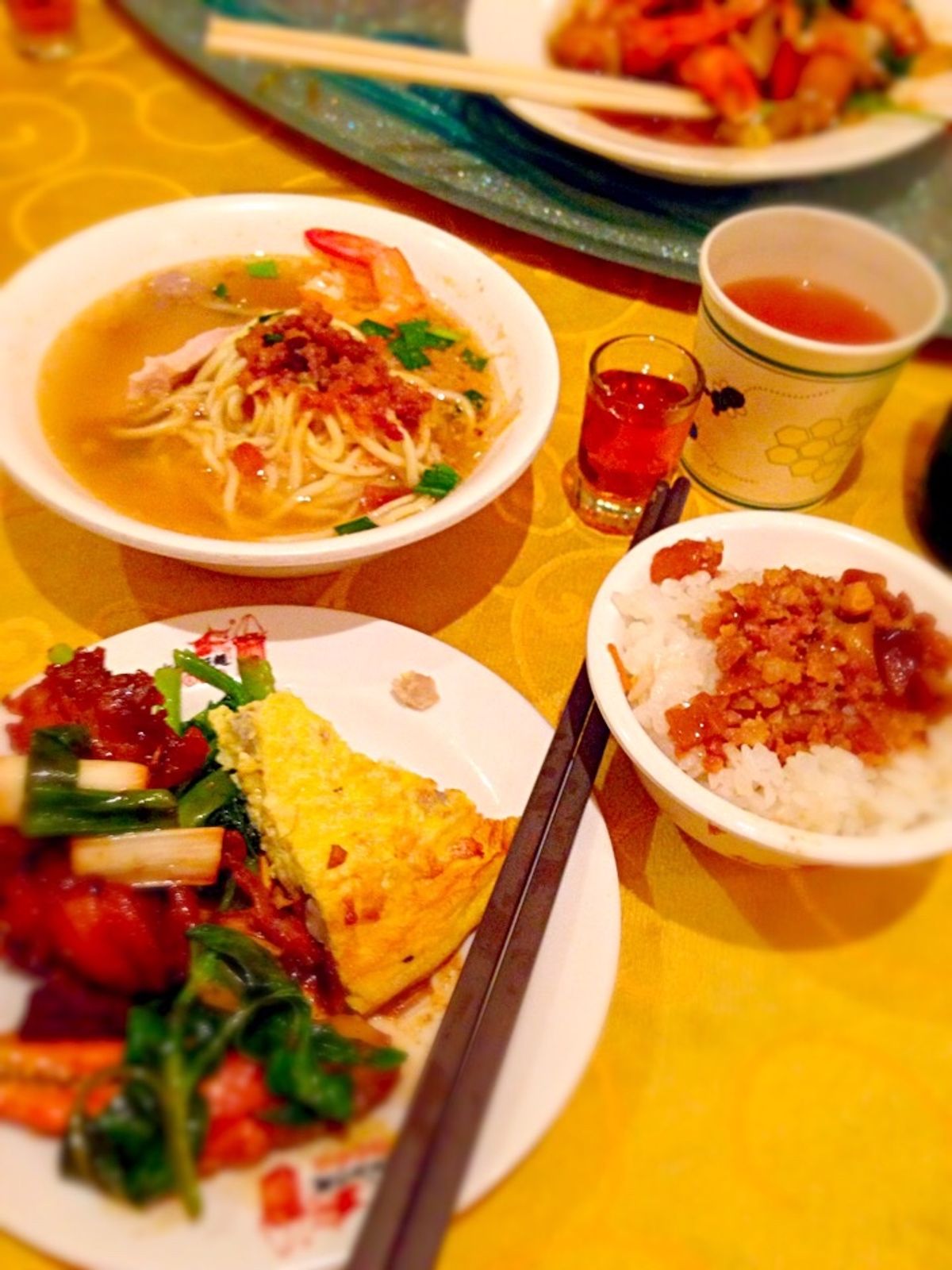 家庭的な台湾料理の「阿美飯店」
この後市場へ行くので食べすぎない様に…な...