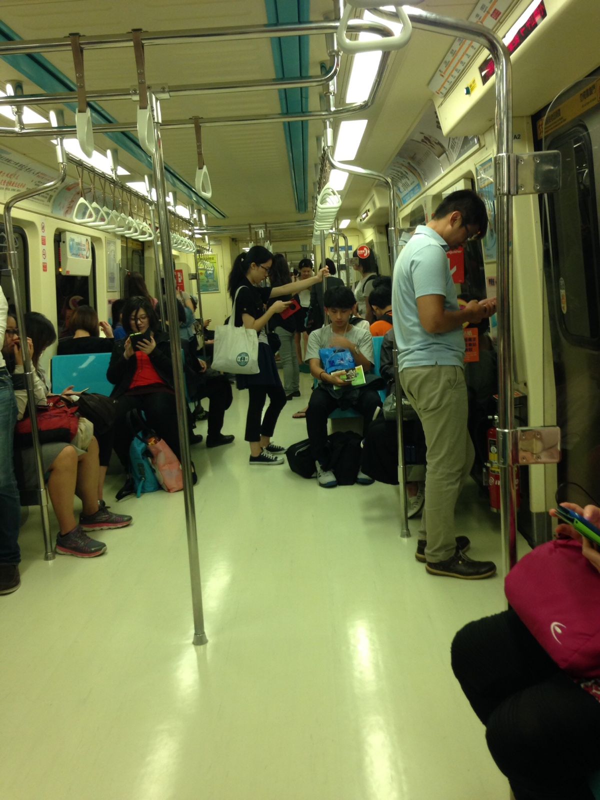 自由行動になったから、地下鉄に乗ってみた。
台北の地下鉄はよく整備されている。