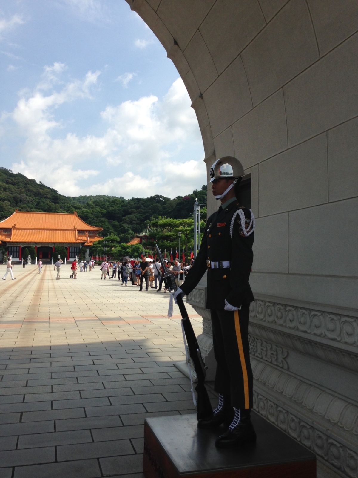 「忠烈祠」
日本で言うところの靖国みたいな場所。
衛兵は微動だにしない...