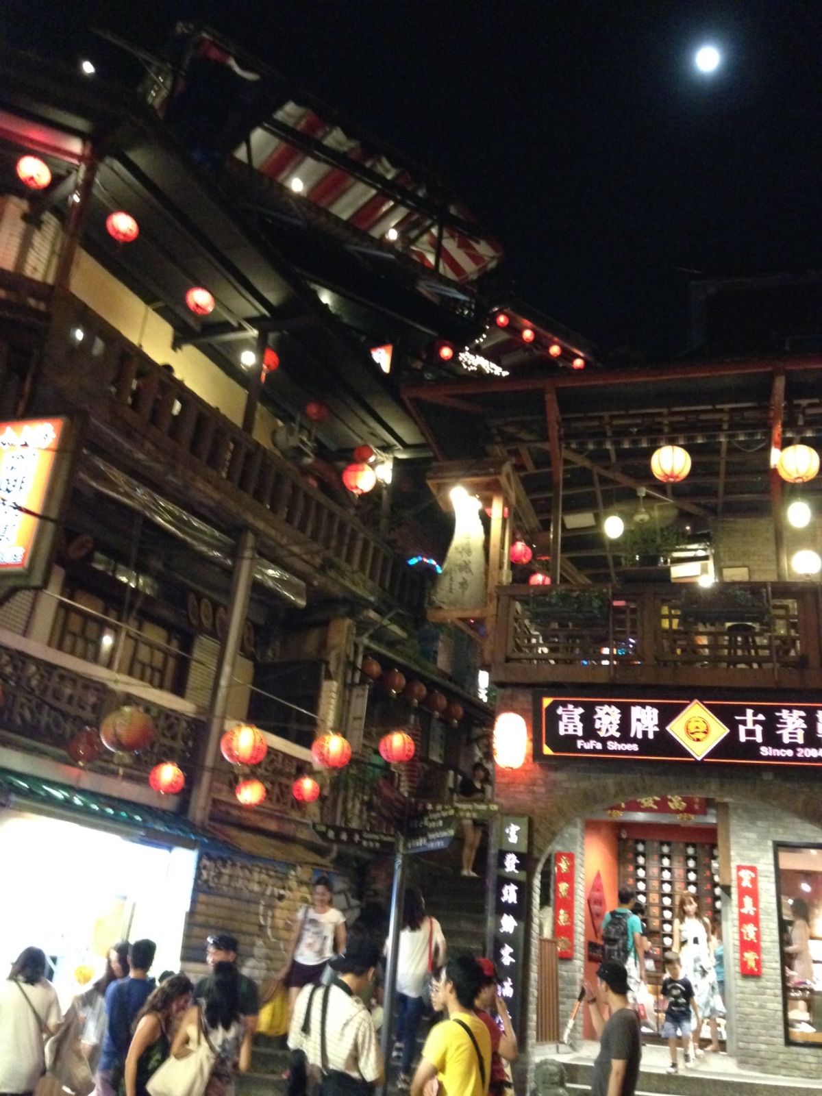 九份の夜。
結構な坂道を上った所にあって、熱帯夜には汗が噴き出す。
ジ...