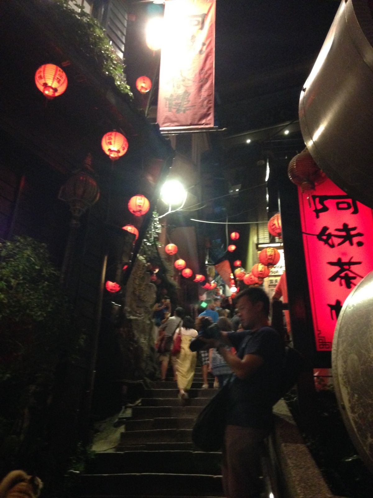 九份の夜。
結構な坂道を上った所にあって、熱帯夜には汗が噴き出す。
ジ...