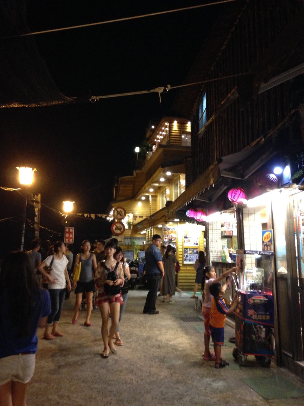 九份の夜。
結構な坂道を上った所にあって、熱帯夜には汗が噴き出す。
ジ...