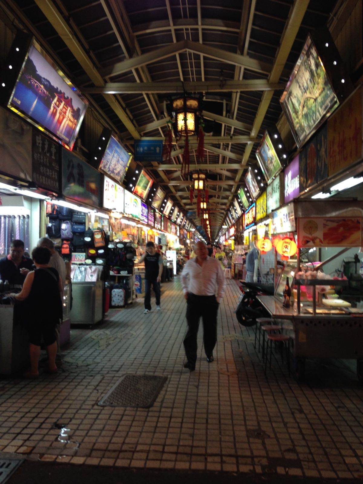 自由行動で又も夜の台北市内を徘徊。
後でわかったんだけど、夜はあまり近付...