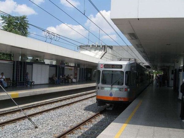 トルコ・イスタンブール「2010年 イスタンブル　1泊2日。好調な経済と伝統的な町並みのバランスを見た」の写真：イスタンブルのアタテュルク国際空港からメ...