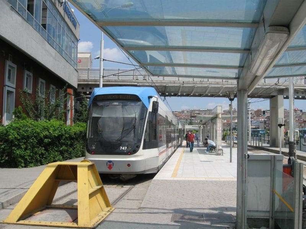 メトロ駅の目の前がトラム駅。超便利です。